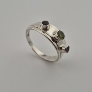 2026/08/16309-scaled.jpg Unieke Vintage Ring van 925 Sterling Zilver met Peridoot, Amethist & Granaat