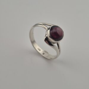 2026/09/19183-scaled.jpg Ring van 925 Sterling Zilver met Rhodoliet Granaat Cabochon