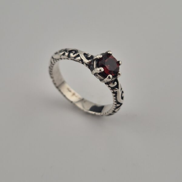 Vintage 925 Sterling Zilveren Ring met Rode Granaat Rond Gefacetteerd