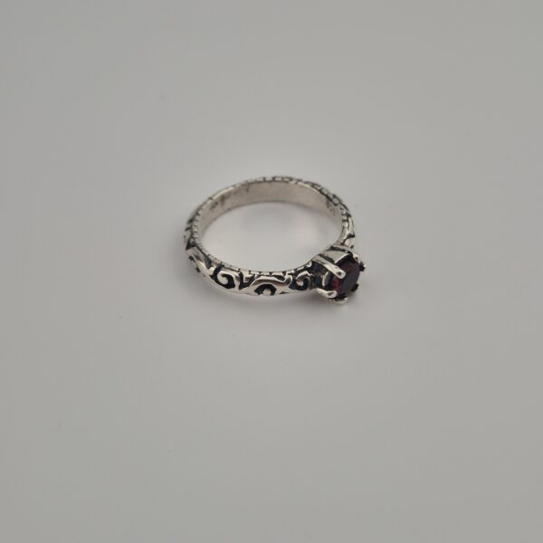 Vintage 925 Sterling Zilveren Ring met Rode Granaat Rond Gefacetteerd