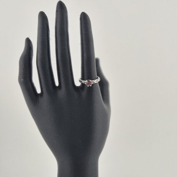 Vintage 925 Sterling Zilveren Ring met Rode Granaat Rond Gefacetteerd